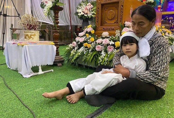 Trao hơn 57 triệu đồng đến bé Nguyễn Hải Yến mồ côi cha mẹ
