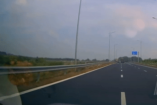 Cảnh ô tô 'đá đèn' chạy ngược chiều đường dẫn cao tốc, CSGT vào cuộc xử lý