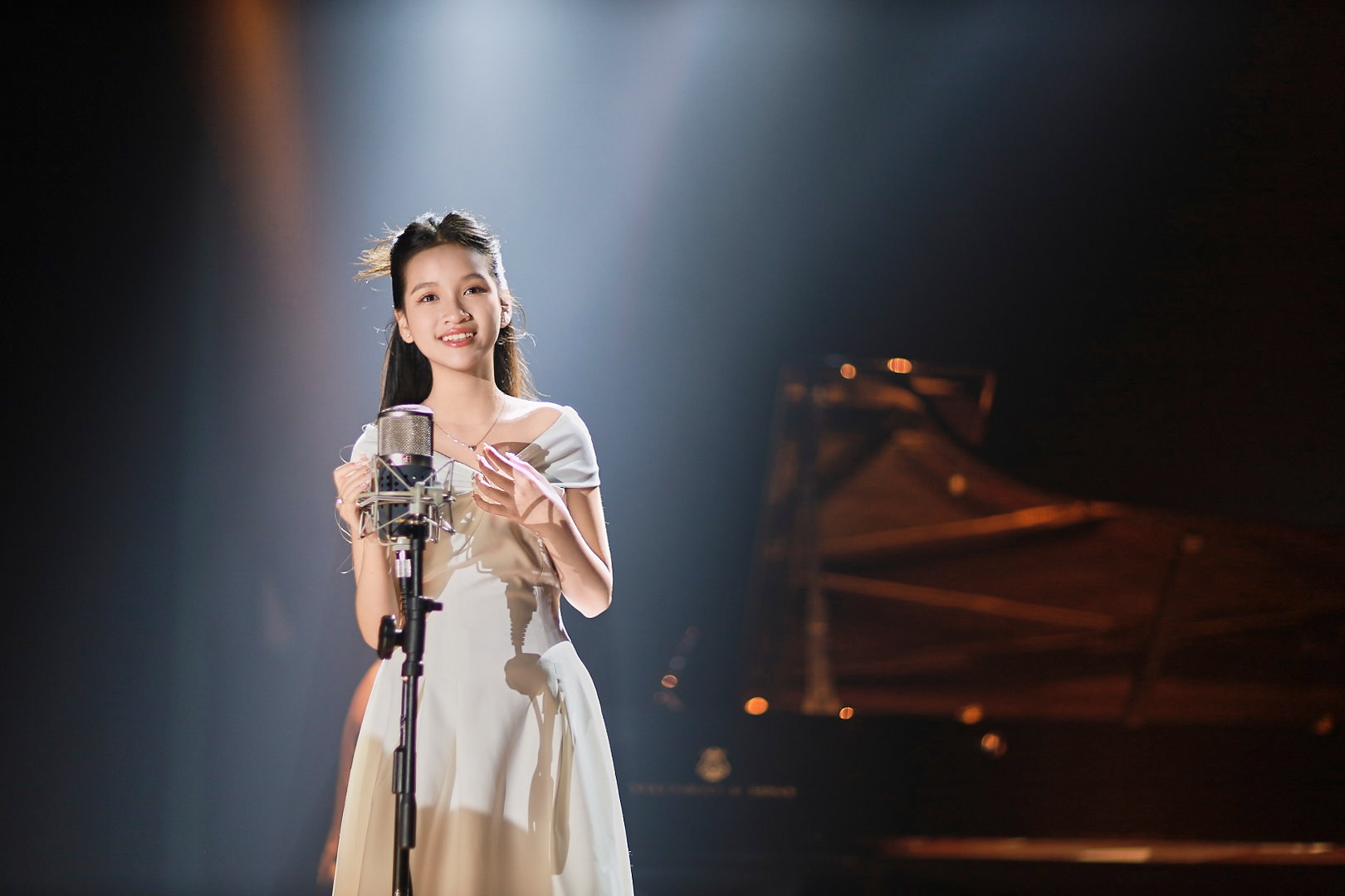 Cô bé 13 tuổi nghẹn ngào khi hát ca khúc mới về mẹ của nhạc sĩ Lưu Hà An