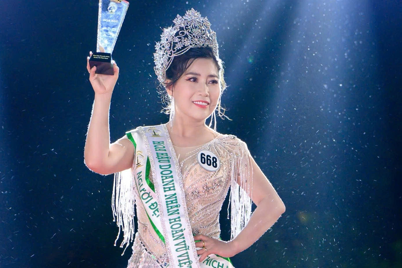 Doanh nhân 42 tuổi được NSND Trịnh Kim Chi trao vương miện hoa hậu