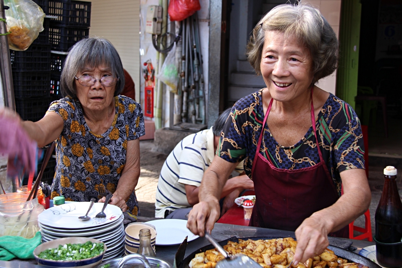 Không lấy chồng, 2 chị em tóc bạc ra vỉa hè TPHCM bán món gia truyền nuôi nhau