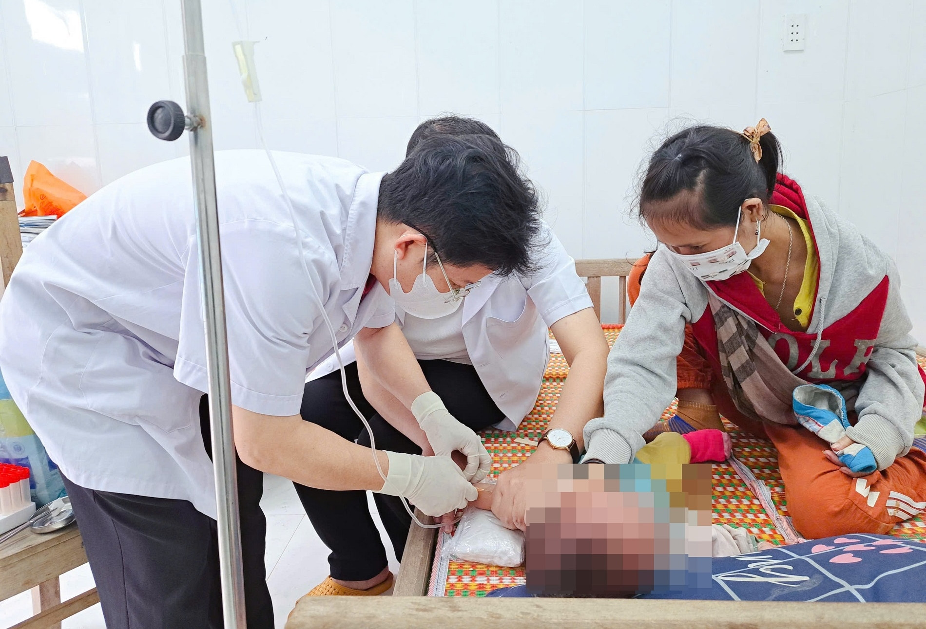 Nhiều học sinh ở một trường tiểu học vùng núi sốt cao, 1 em đã tử vong