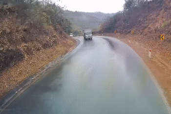 Nóng trên đường: Những pha luồn lách vượt ẩu khiến nhiều người 'toát mồ hôi'