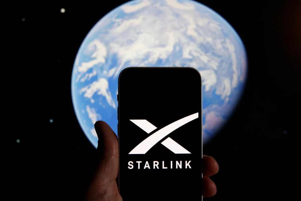 Apple cạnh tranh với SpaceX của Elon Musk trong cuộc đua kết nối vệ tinh