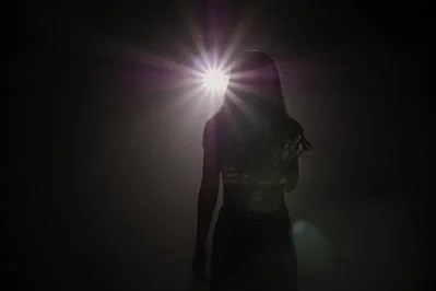 Bài học cuộc đời: Dưới ánh đèn, tôi được là chính mình
