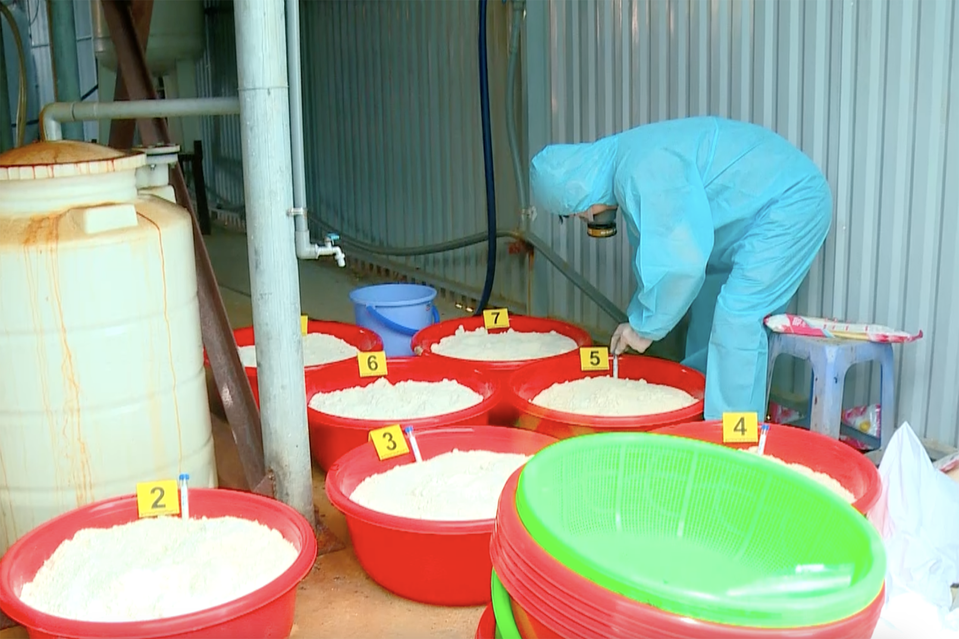 Bên trong xưởng ma túy .png