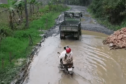 Cảnh tượng khó tin trên tuyến đường độc đạo chi chít 'ổ voi'