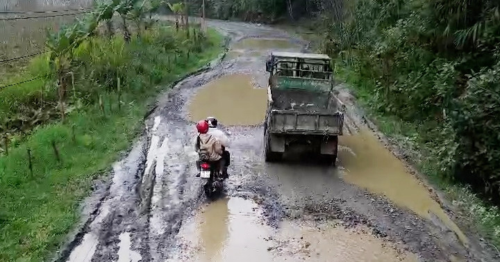 Cảnh tượng khó tin trên tuyến đường độc đạo chi chít 'ổ voi'