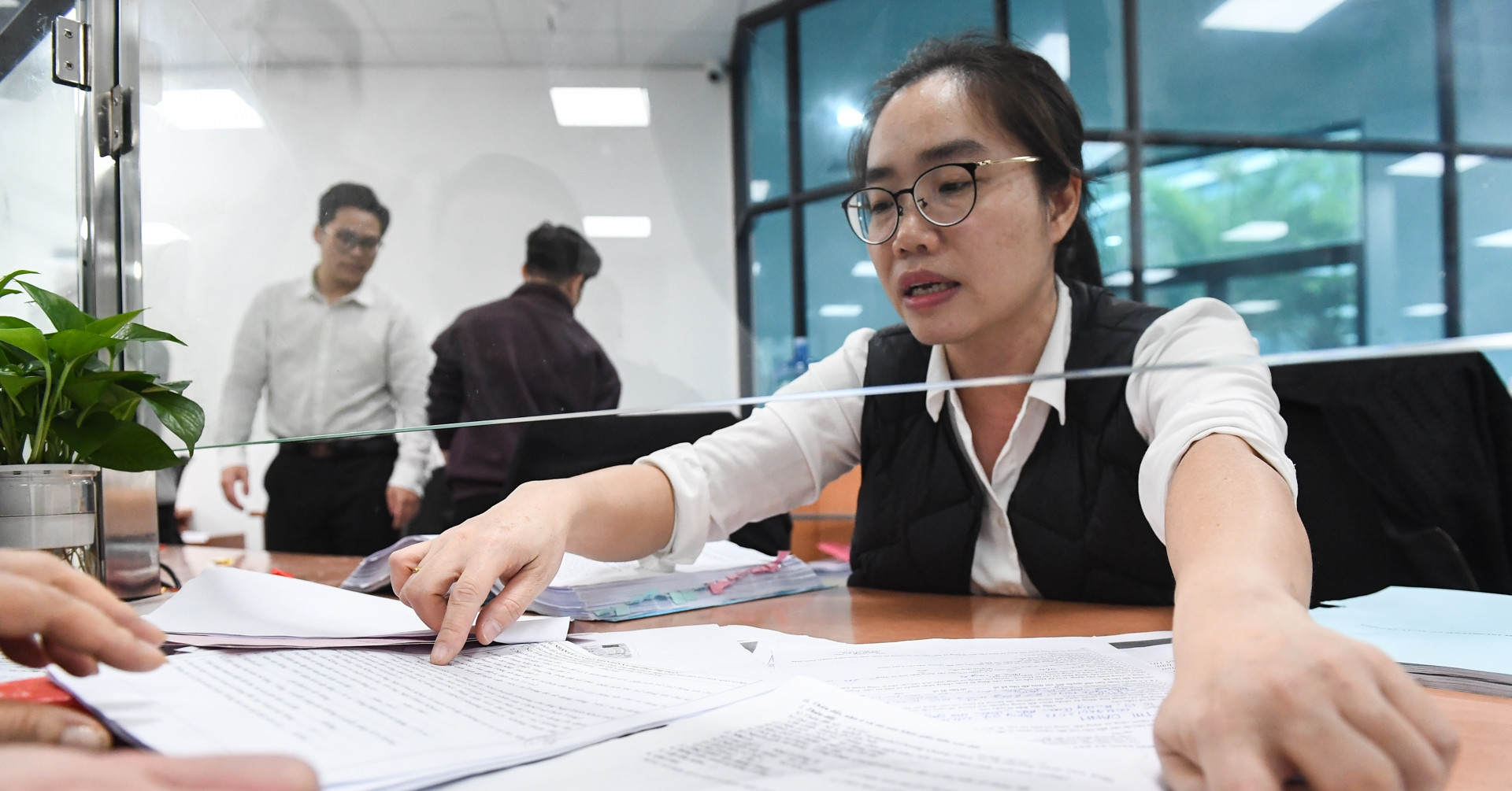 Hàng ngàn lãnh đạo tỉnh và huyện, hàng vạn cán bộ xã, ai đi ai ở khi sáp nhập?