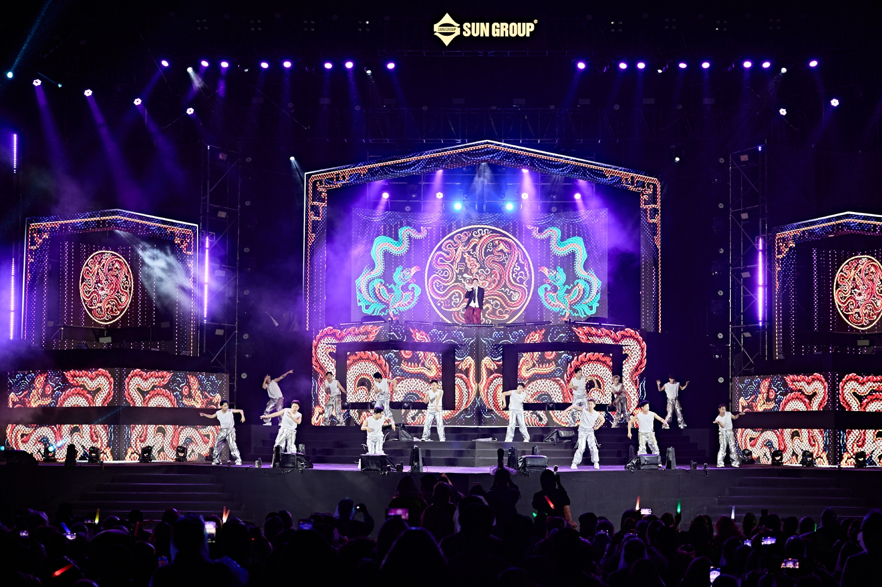 Hàng nghìn người đội mưa, vượt rét xem đêm nhạc ‘Thanh âm Thời đại’