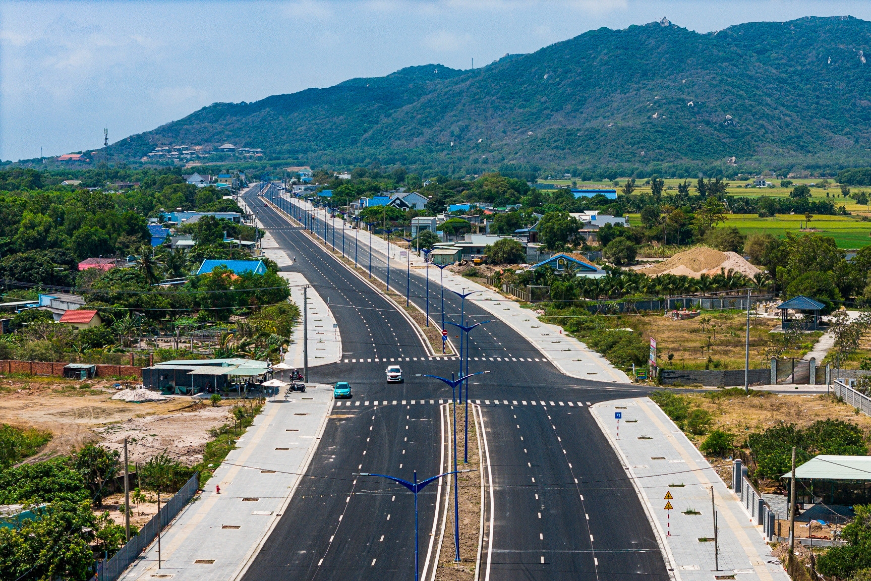 Hình hài tuyến đường 7.000 tỷ đồng băng qua đầm lầy ven biển