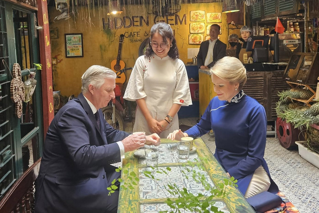 Hoàng hậu Bỉ mặc áo dài cùng Nhà vua thưởng thức cà phê trứng phố cổ Hà Nội