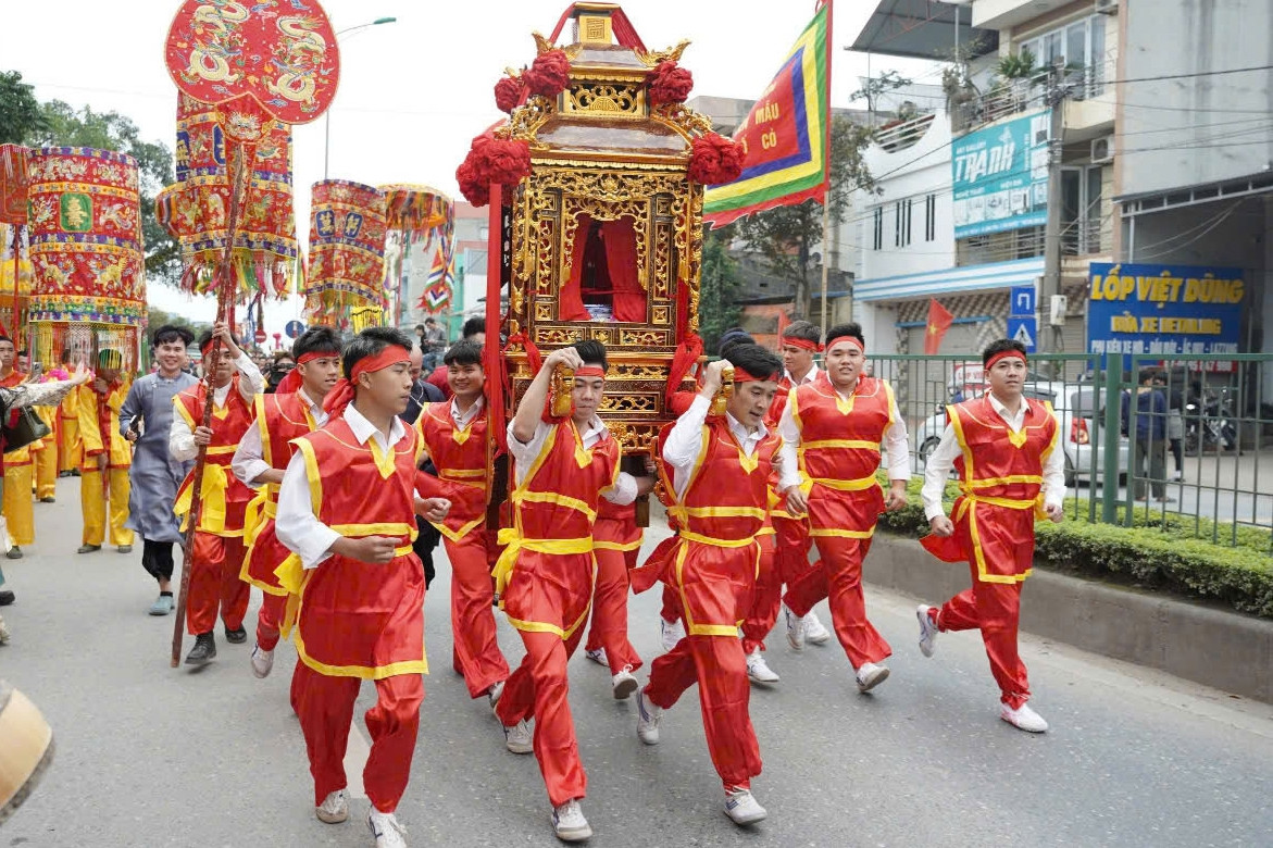 Hơn 1000 người tham gia phục dựng lễ rước Mẫu vân du tại lễ hội đền Mẫu Phố Cò