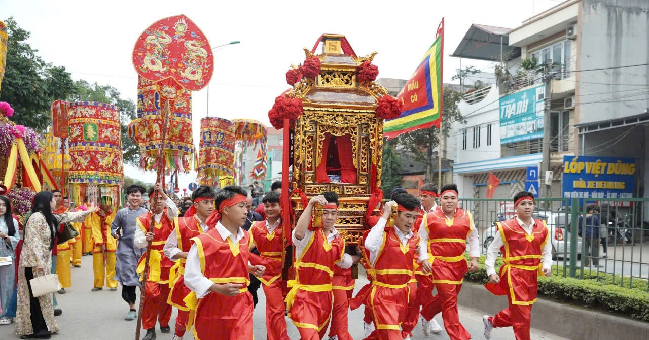 Hơn 1000 người tham gia phục dựng lễ rước Mẫu vân du tại lễ hội đền Mẫu Phố Cò