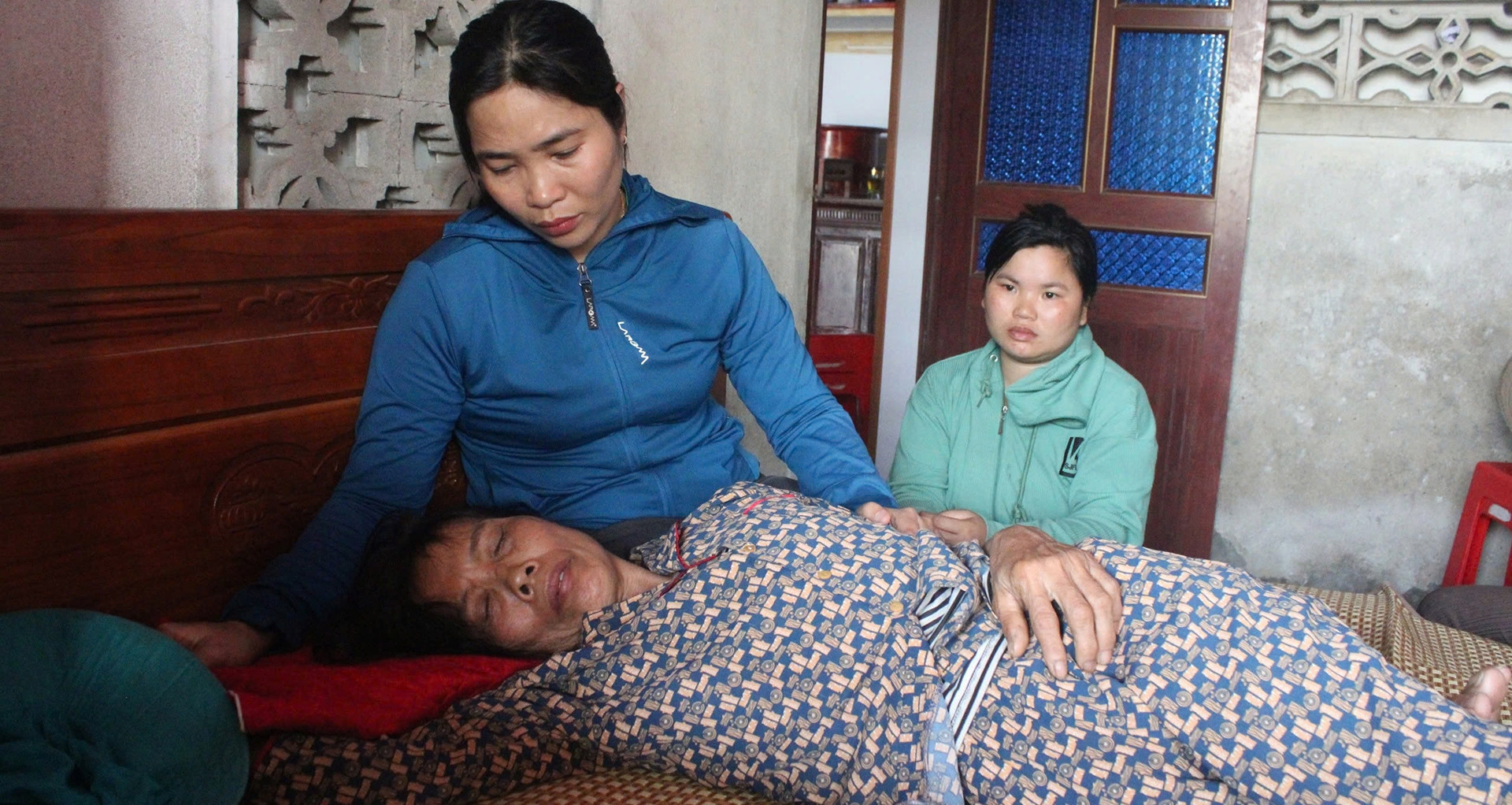 Mẹ nghèo ngất lịm, bất lực không có tiền đưa thi thể con về nước