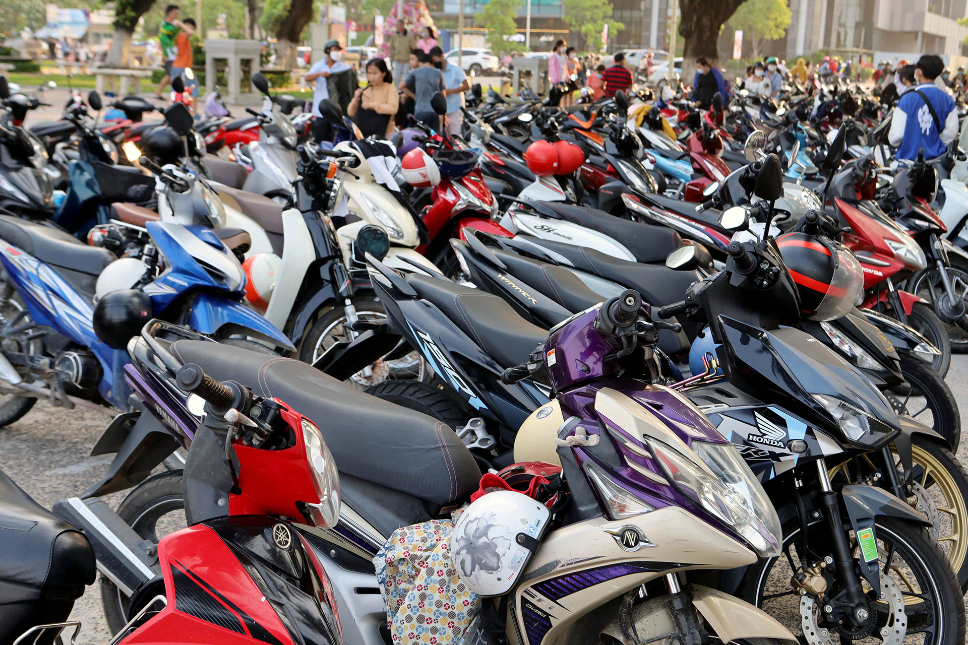 Một bãi giữ xe nằm trên đường Trần Phú, giáp biển TP Nha Trang. Ảnh: Xuân Ngọc.jpg