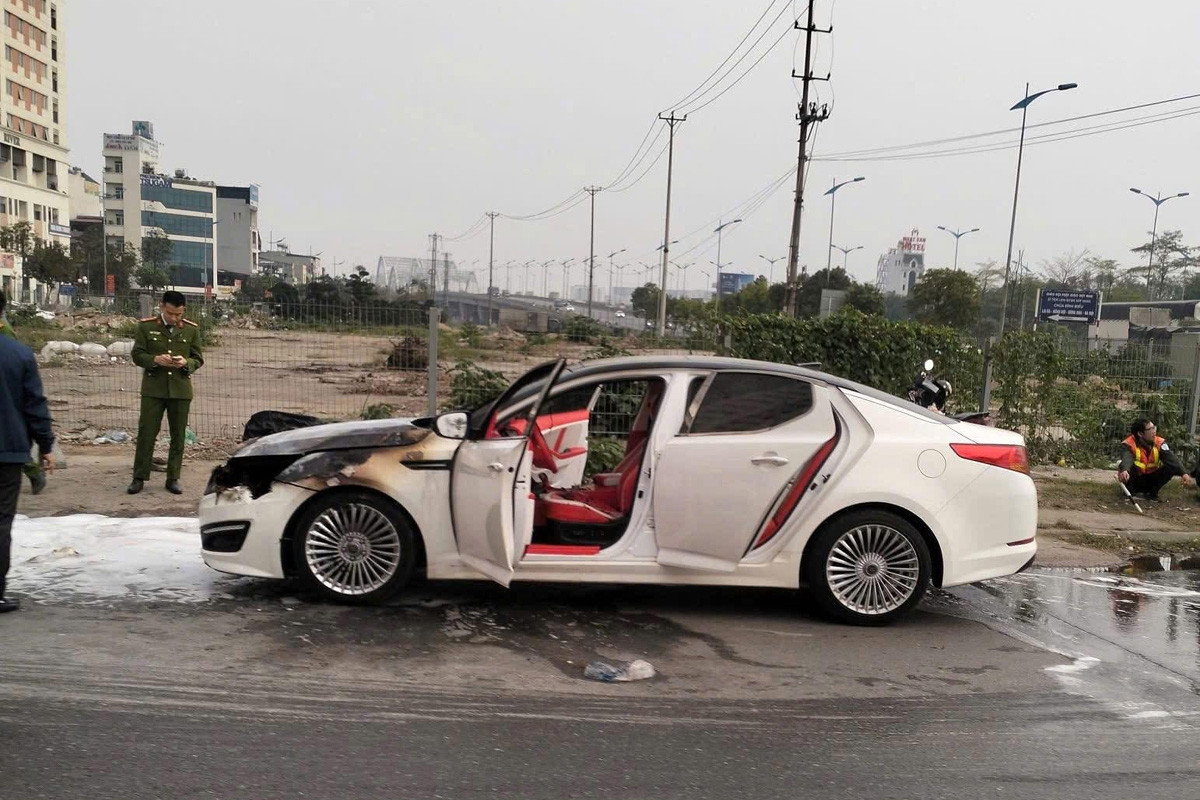 Ô tô Kia độ phong cách xe sang Maybach bốc cháy trên đường ở Hà Nội
