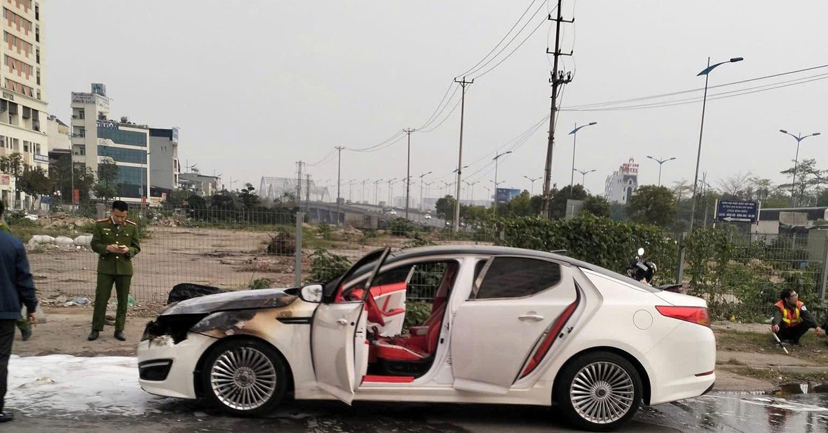 Ô tô Kia độ phong cách xe sang Maybach bốc cháy trên đường ở Hà Nội