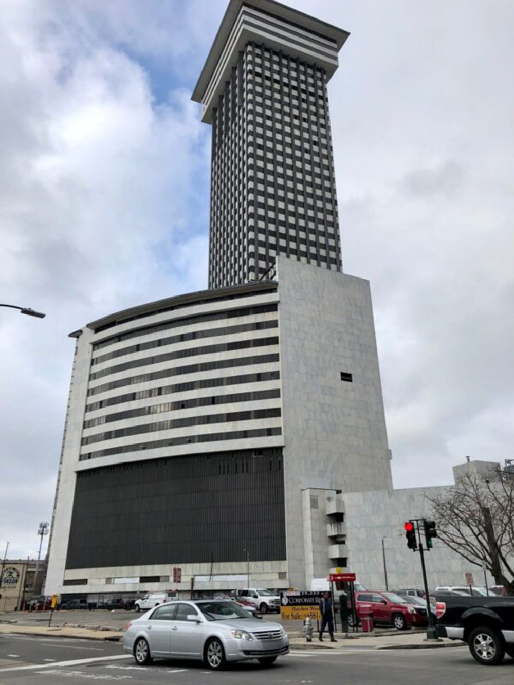 Plaza Tower New Orleans 1 600x800.jpg