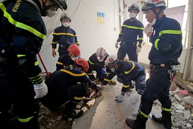 Radar phát hiện sự sống tại tòa nhà bị sập, đoàn cứu hộ Bộ Công an ra quyết định khẩn cấp