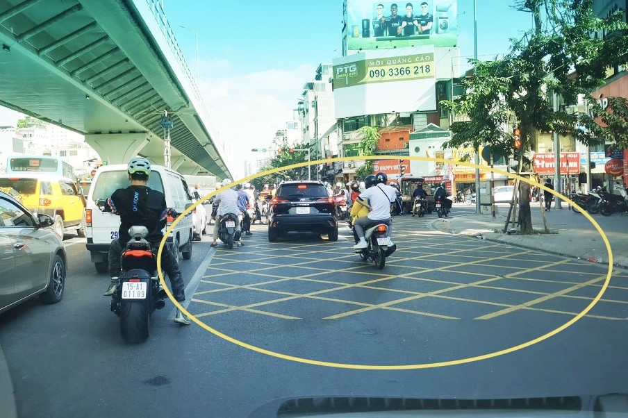 Tài xế cần cẩn thận khi đi trên vạch mắt võng để tránh bị phạt nặng