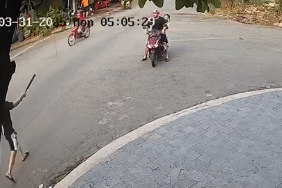 Tài xế ô tô 'hùng hổ' tấn công người đi xe máy sau mâu thuẫn giao thông