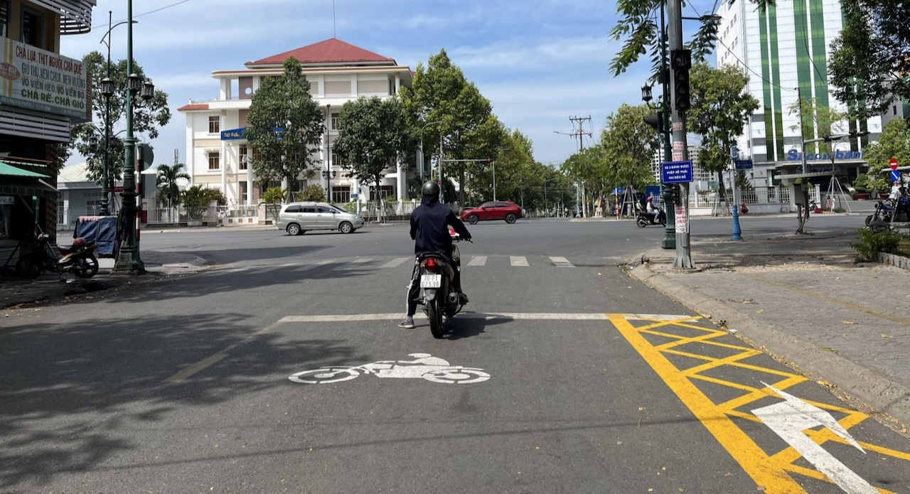 vach ke duong co mui ten.jpeg