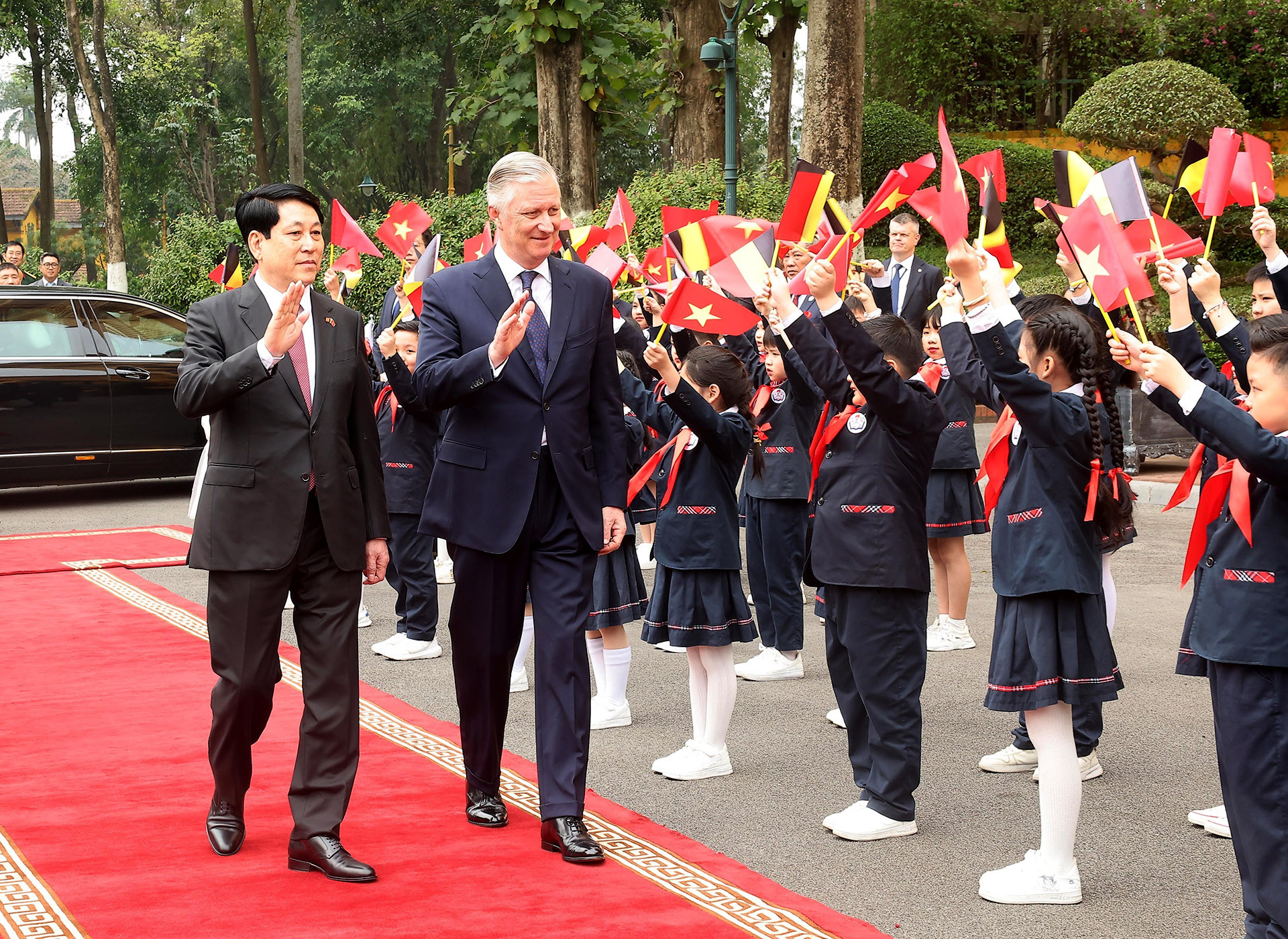 vna_potal_le_don_chinh_thuc_nha_vua_va_hoang_hau_vuong_quoc_bi__7946580.jpg