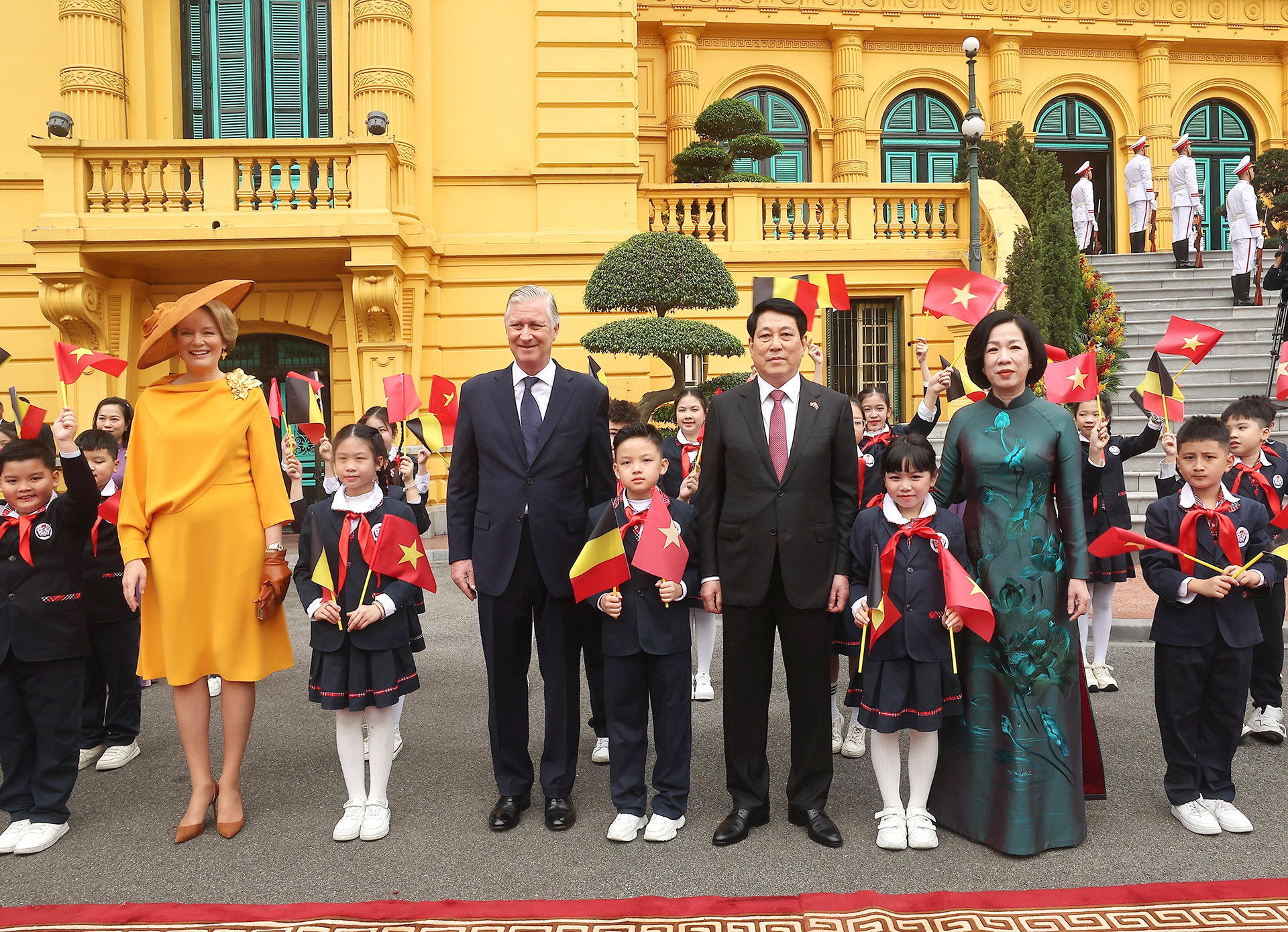 vna_potal_le_don_chinh_thuc_nha_vua_va_hoang_hau_vuong_quoc_bi__7946608.jpg