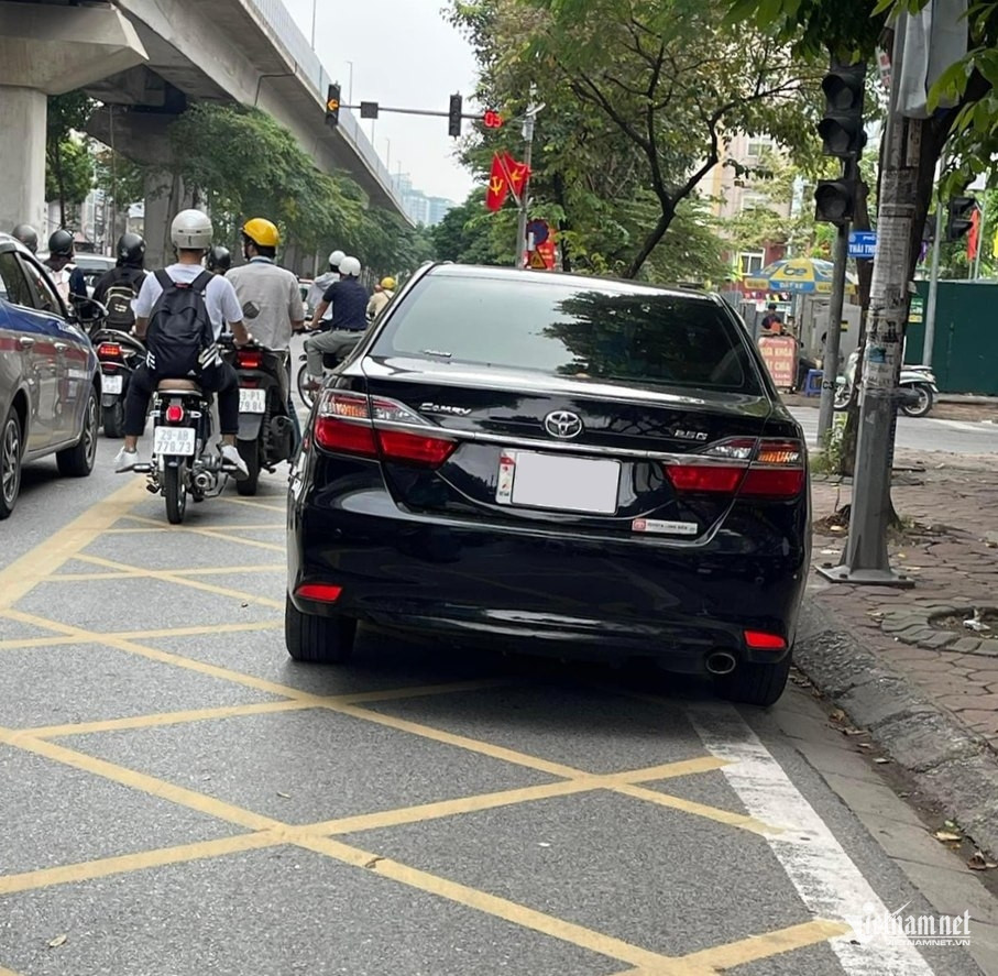 W-do xe tren vach mat vong.jpg