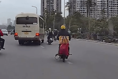 Xe chở học sinh đánh võng, chèn ép người đi xe máy trên đại lộ Thăng Long
