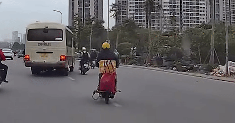Xe chở học sinh đánh võng, chèn ép người đi xe máy trên Đại lộ Thăng Long