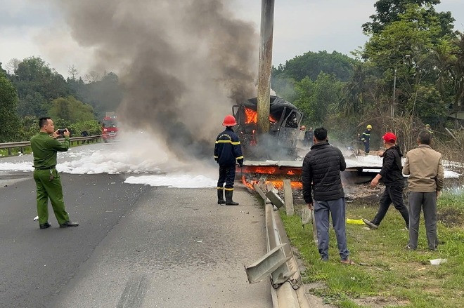 Cháy ô tô trên cao tốc Nội Bài - Lào Cai, 1 người tử vong