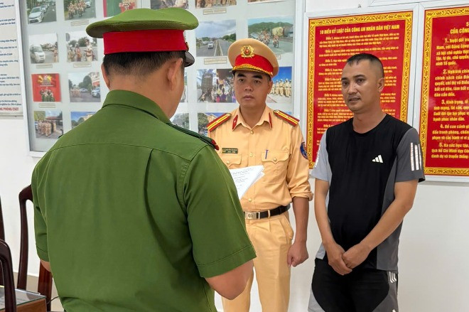 Tạm giữ hình sự tài xế ô tô dùng gậy bóng chày đánh người chở con nhỏ