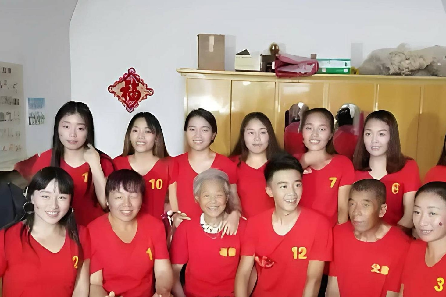 11 chị gái góp tiền mua nhà, tổ chức đám cưới cho em trai duy nhất