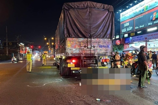Bản tin cuối ngày 10/4: Hai mẹ con tử vong dưới gầm xe tải ở giao lộ TPHCM