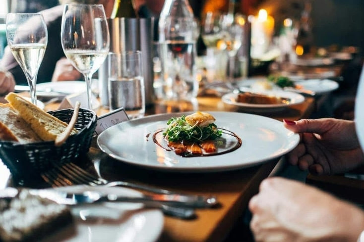 Cha con hợp tác lừa đảo gần 100 nhà hàng để 'ăn chùa'