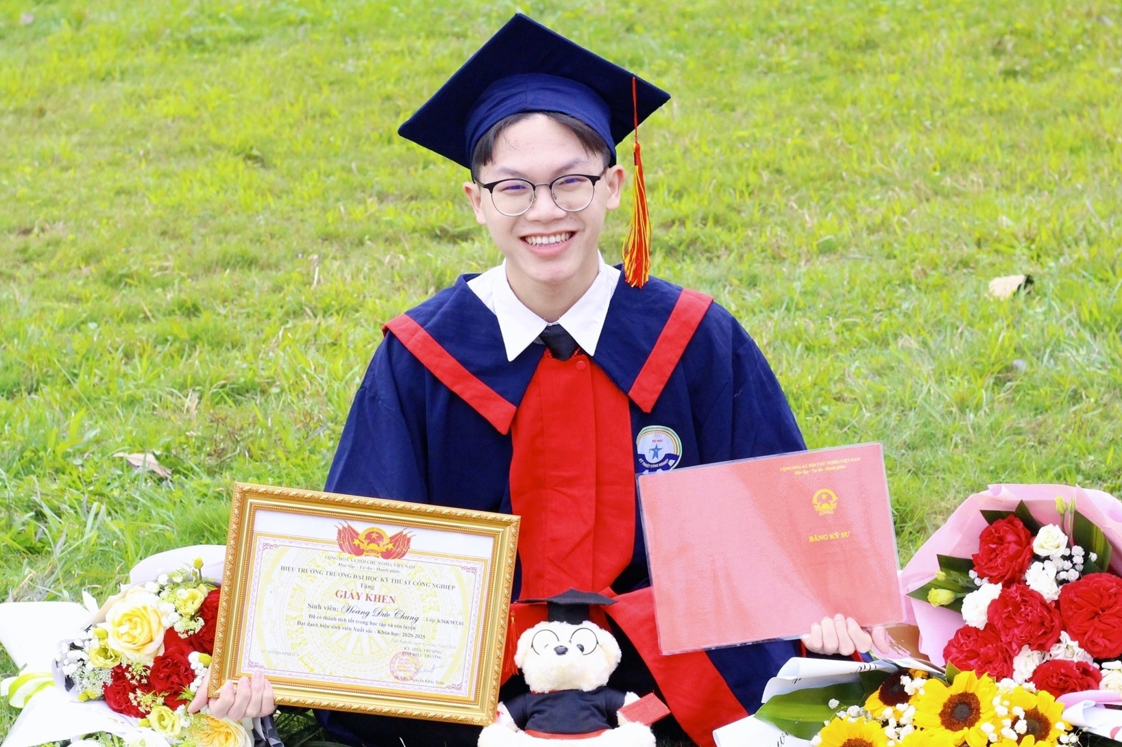 Chàng trai nhận 'cú đúp' thủ khoa đại học
