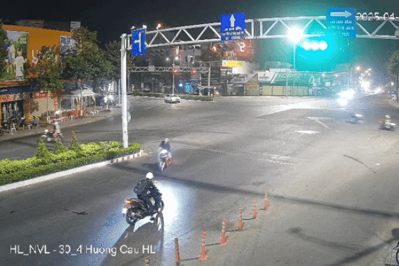 Clip đối tượng vô cớ dùng kéo đâm nhiều người đi đường