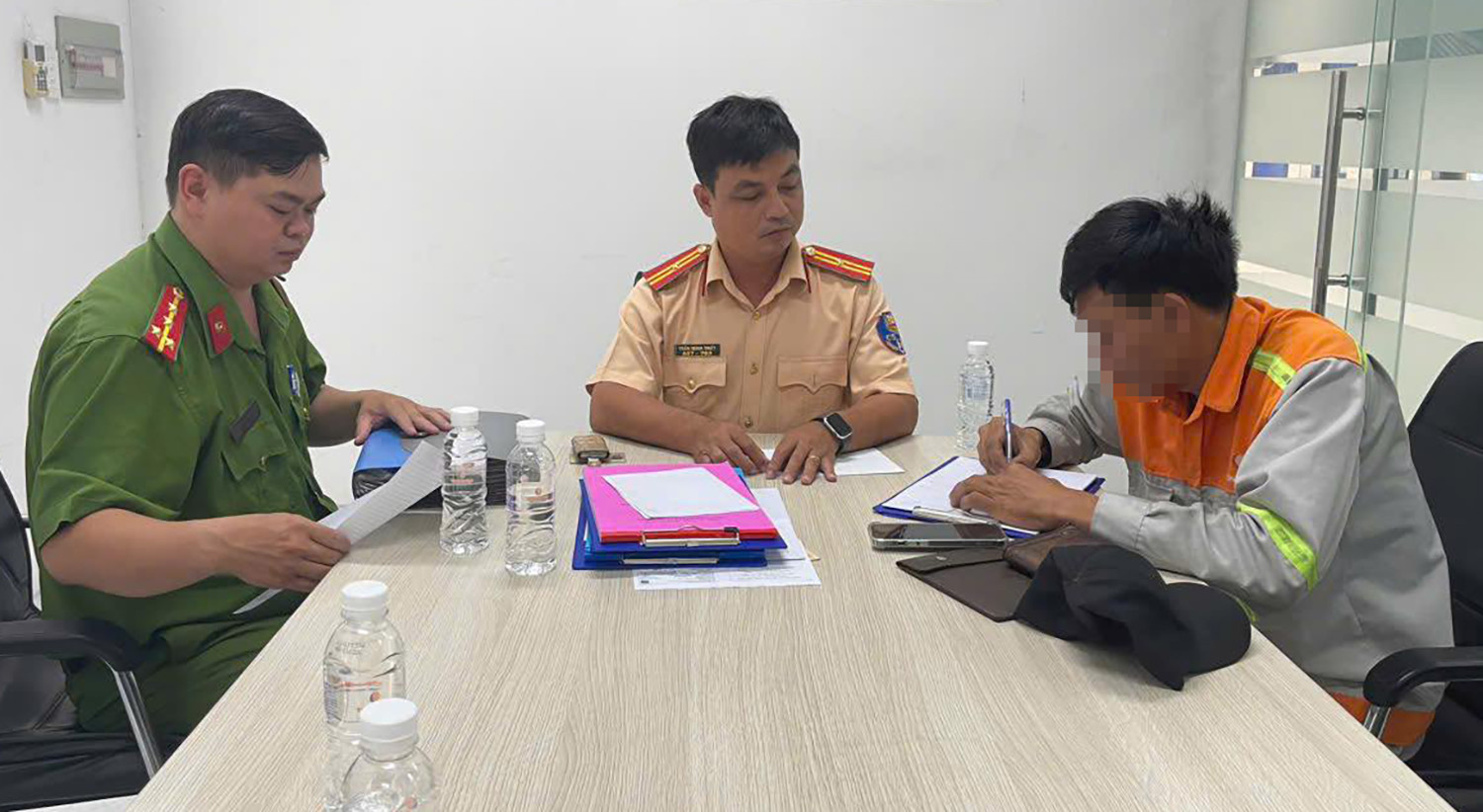 CSGT xử phạt.jpg