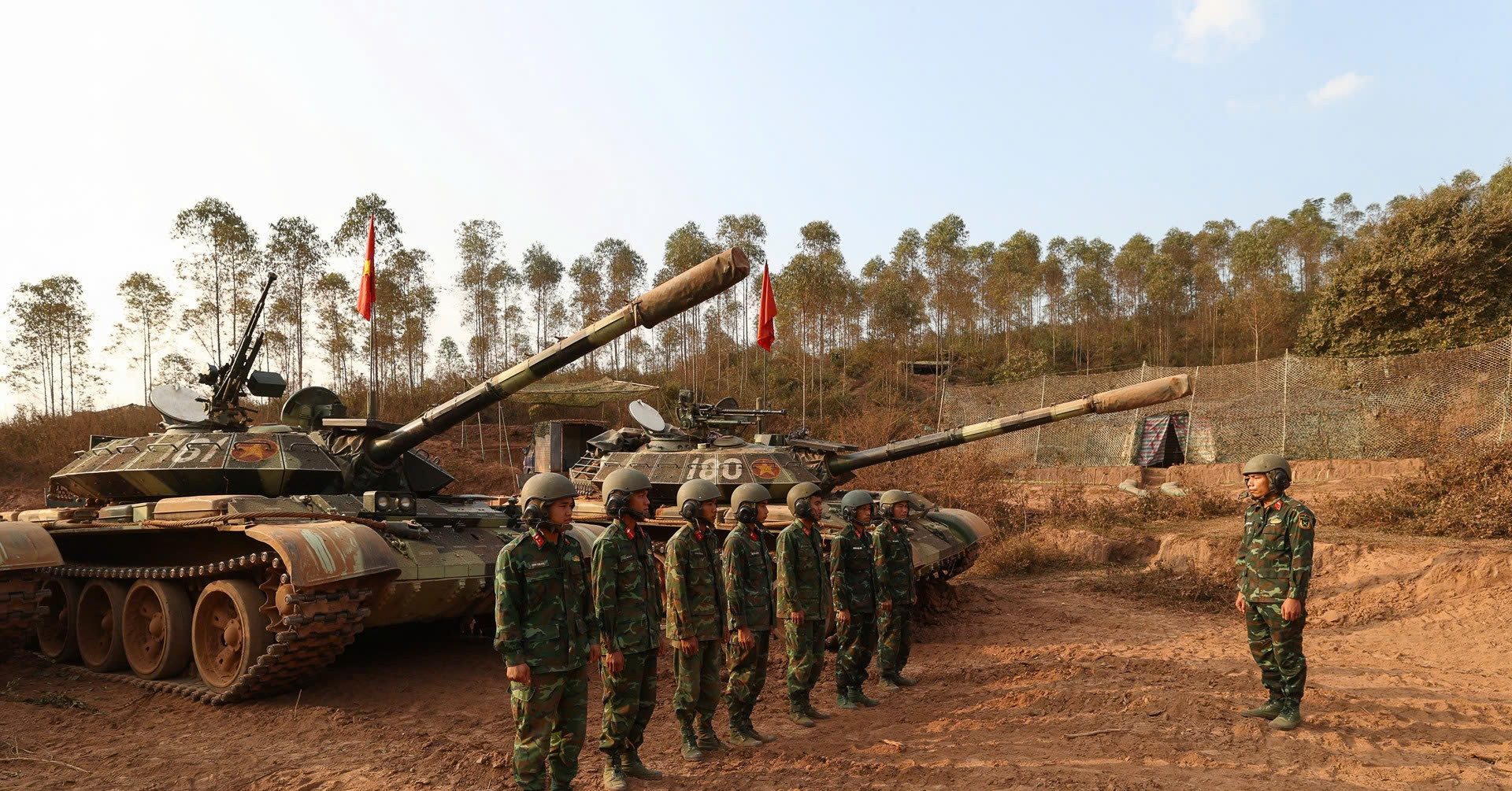 Đưa hai xe tăng T-54 vào sân vận động Mỹ Đình phục vụ biểu diễn