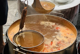 Hai vợ chồng cùng mắc ung thư, bác sĩ cảnh báo thói quen hay gặp khi uống canh