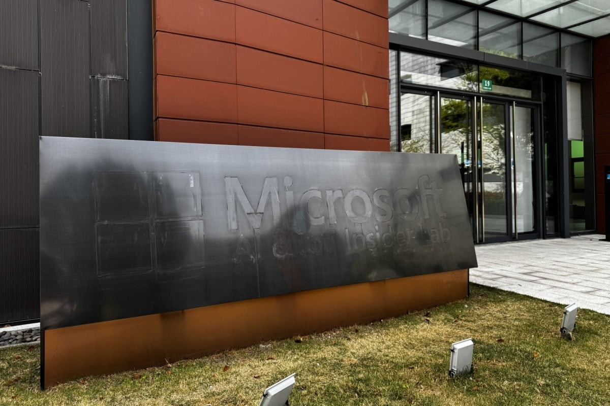 Microsoft phủ nhận rút khỏi Trung Quốc, sa thải 2.000 nhân sự