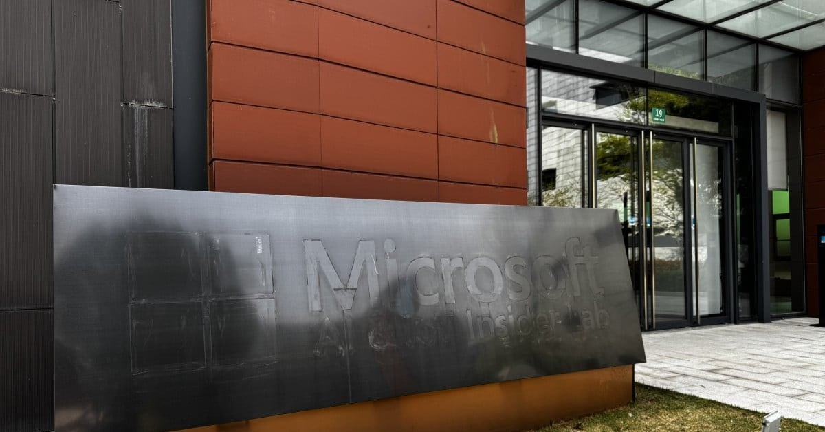 Microsoft phủ nhận rút khỏi Trung Quốc, sa thải 2.000 nhân sự