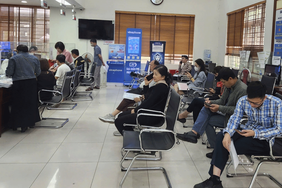 Người dân 'đổ xô' đi làm thủ tục đăng ký đất đai vì lo không còn cấp huyện