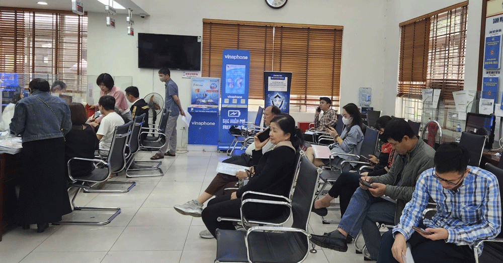 Người dân 'đổ xô' đi làm thủ tục đăng ký đất đai vì lo không còn cấp huyện