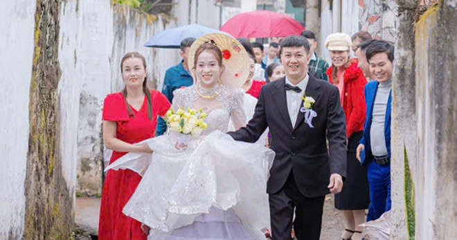 Người đàn ông Thanh Hóa cưới cô gái kém 19 tuổi sau màn 'tấn công' thần tốc
