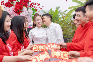 Người đàn ông Thanh Hóa cưới cô gái kém 19 tuổi sau màn 'tấn công' thần tốc