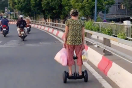 Người phụ nữ U60 đi xe điện cân bằng vi vu giữa phố
