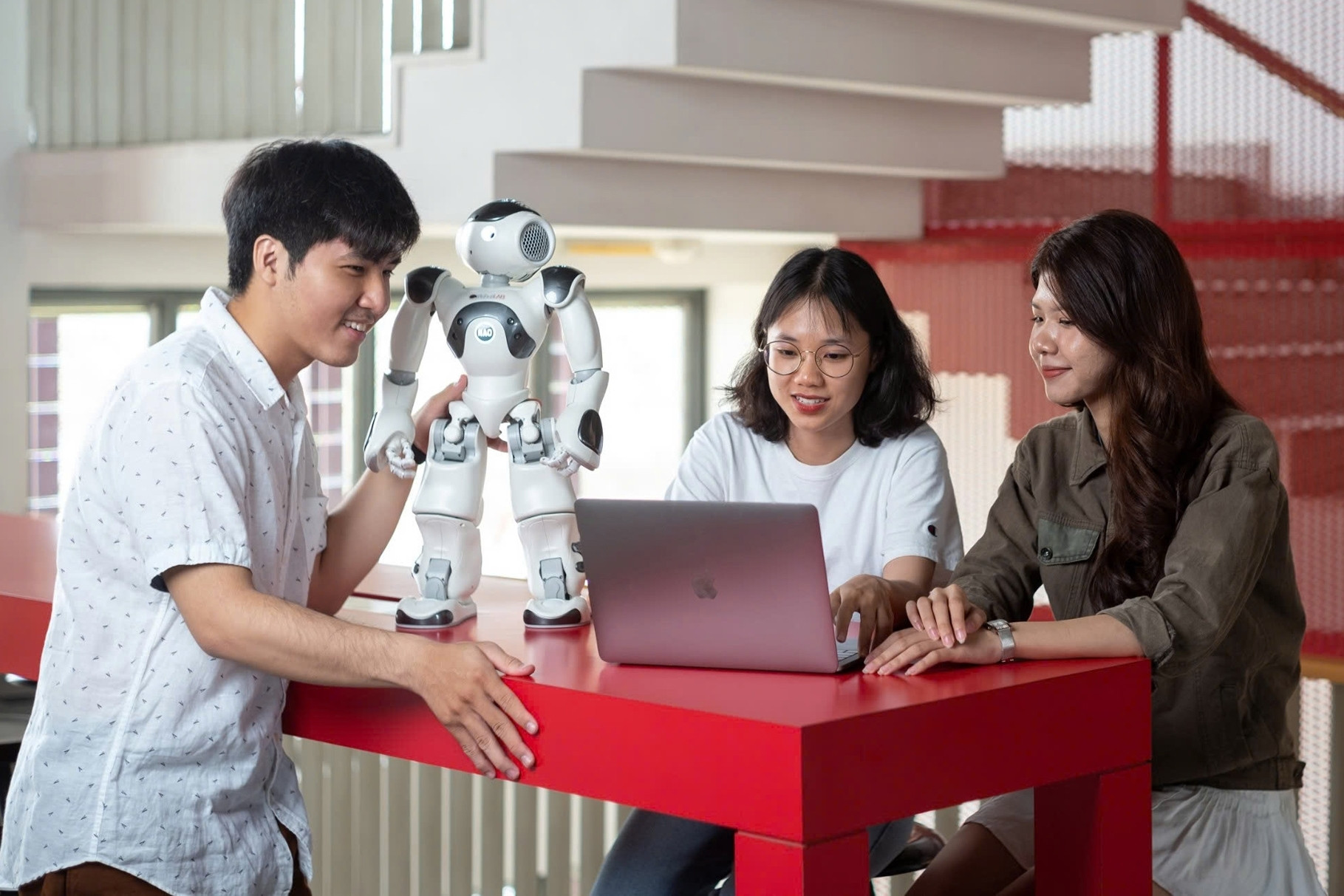 Nguy cơ người dạy, người học giảm khả năng sáng tạo khi lệ thuộc vào AI